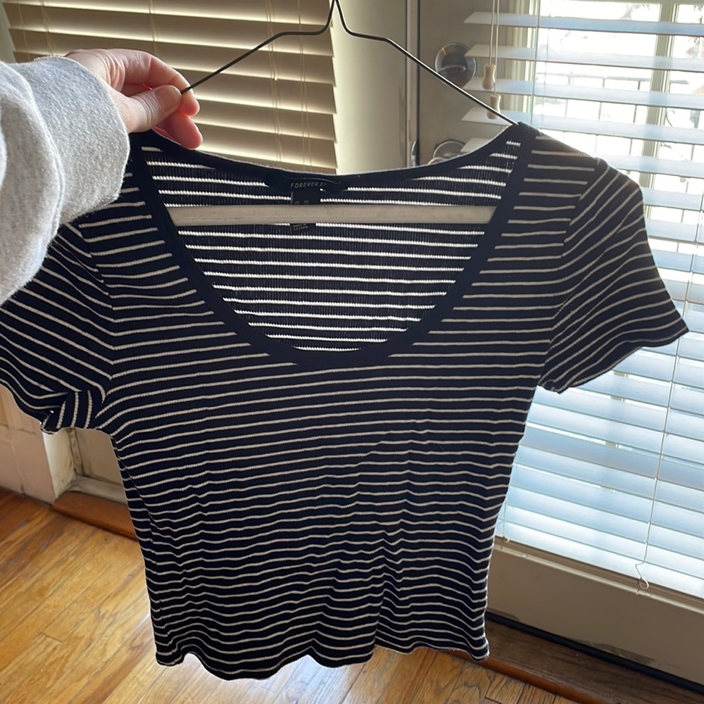 Xs cropped tee, navy and white striped